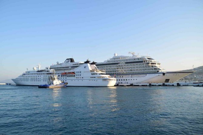 Kuşadası’nda İki Kruvaziyer Gemisi Limana Yanaştı