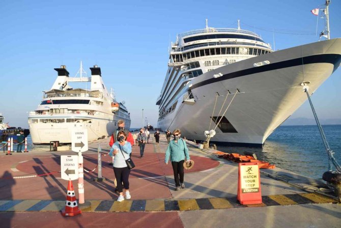 Kuşadası’nda İki Kruvaziyer Gemisi Limana Yanaştı