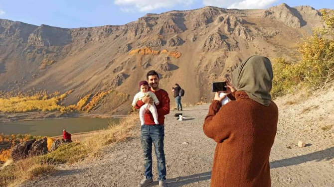 Sonbahar Renkleriyle Büyüleyen Nemrut Krateri Doğal Fotoğraf Stüdyosu Oldu