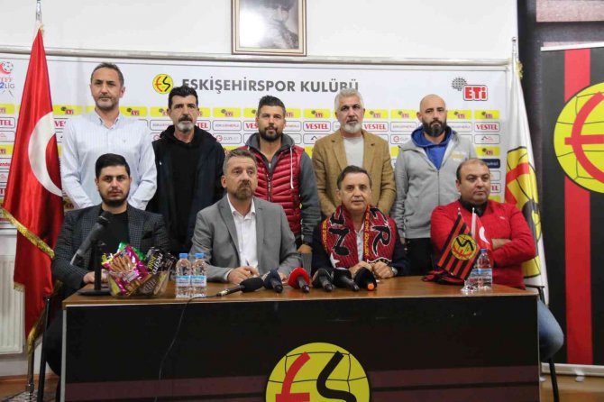 Galatasaray’ın Eski Futbolcusu Suat Kaya Eskişehirspor’un Başına Geçti