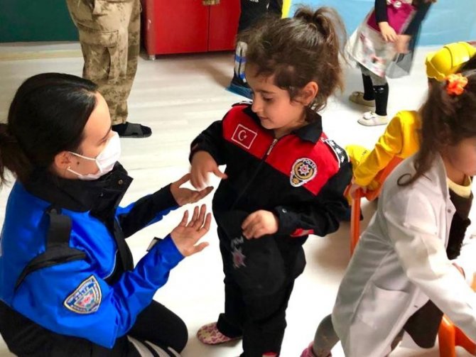 Van Polisi Minik Öğrencilerle Bir Araya Geldi