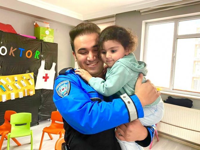 Van Polisi Minik Öğrencilerle Bir Araya Geldi