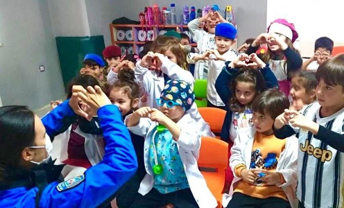 Van Polisi Minik Öğrencilerle Bir Araya Geldi