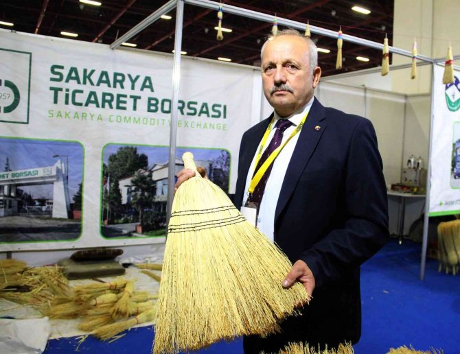 Dedelerinden Öğrendikleri Yöntemle Süpürgecilik Mesleğini Yaşatmaya Çalışıyorlar