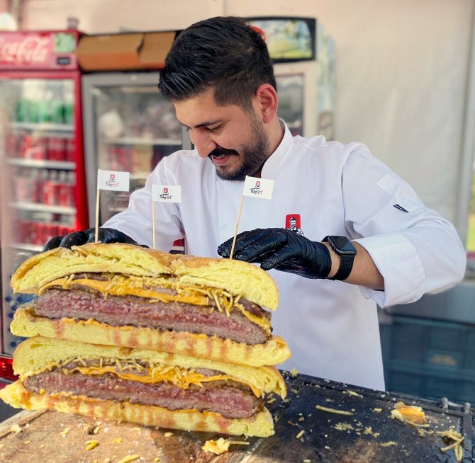 Fikret’ten Lezzet Avcılarına Dev Burger Ve Et Sushi Sürprizi