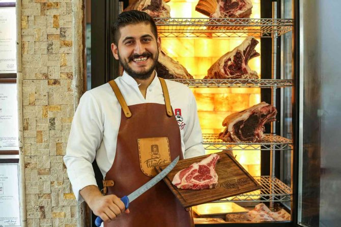 Fikret’ten Lezzet Avcılarına Dev Burger Ve Et Sushi Sürprizi