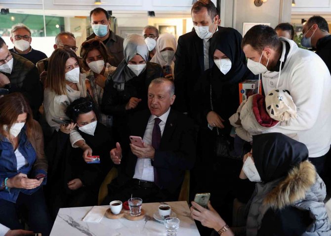 Cumhurbaşkanı Erdoğan Çengelköy’de Kafede Vatandaşlarla Sohbet Etti