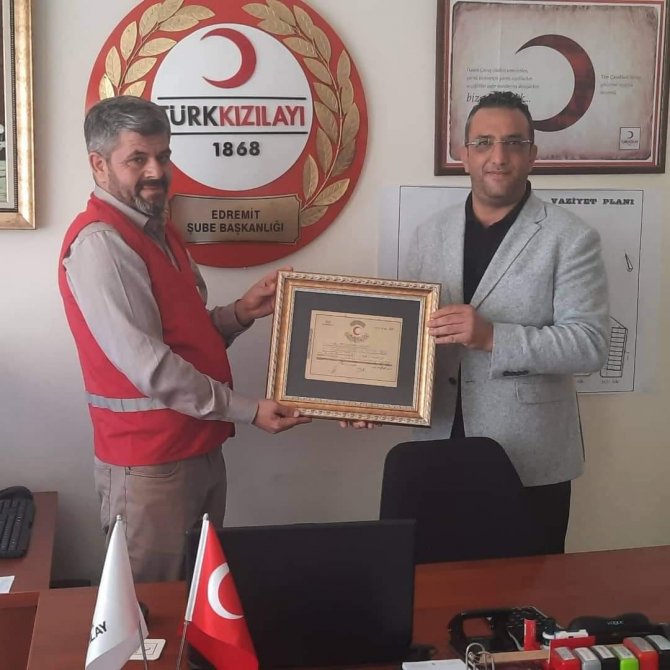 97 Yıllık Bağış Makbuzunu Kızılay’a Bağışladı