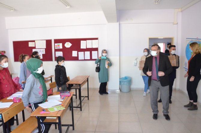 Emet’te Ortaokullara 570 Kitap