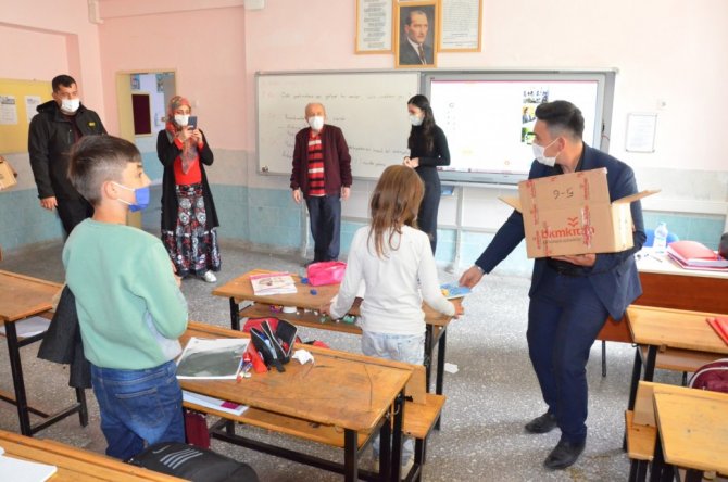 Emet’te Ortaokullara 570 Kitap