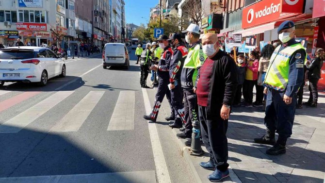 Öğrenciler Düdükle Yaya Önceliğine Dikkat Çektiler