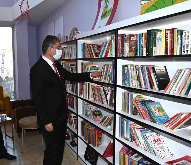 Osmaniye’de “Kitap Kahve” Açıldı