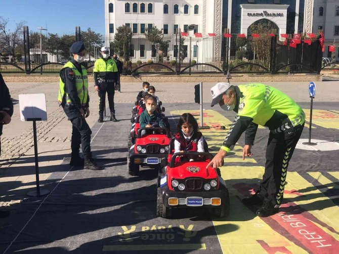 Mobil Trafik Eğitim Tırı Elazığ’da Öğrencilerle Buluştu