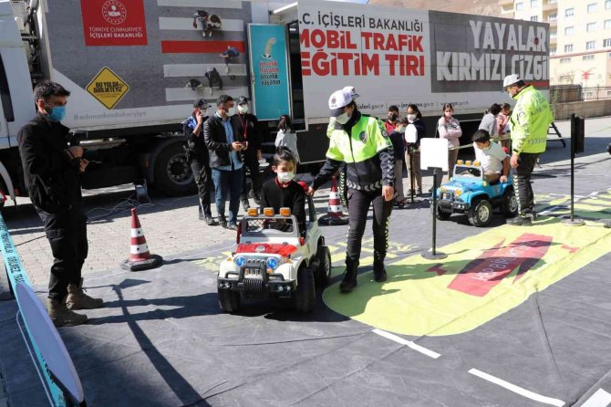 Mobil Trafik Eğitim Tırı Hakkari’de