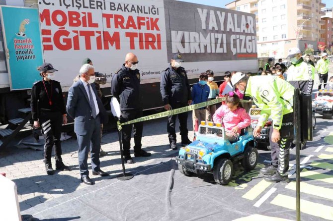 Mobil Trafik Eğitim Tırı Hakkari’de