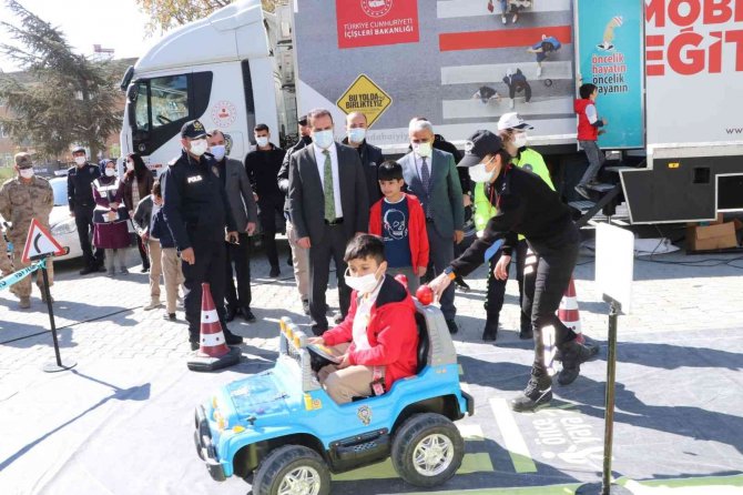 Mobil Trafik Eğitim Tırı Hakkari’de