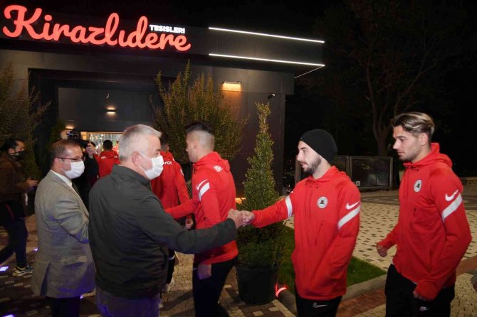 Isparta Belediye Başkanı Başdeğirmen’den Ispartaspor’a Moral Yemeği