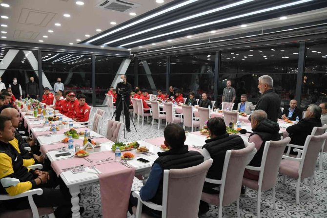 Isparta Belediye Başkanı Başdeğirmen’den Ispartaspor’a Moral Yemeği