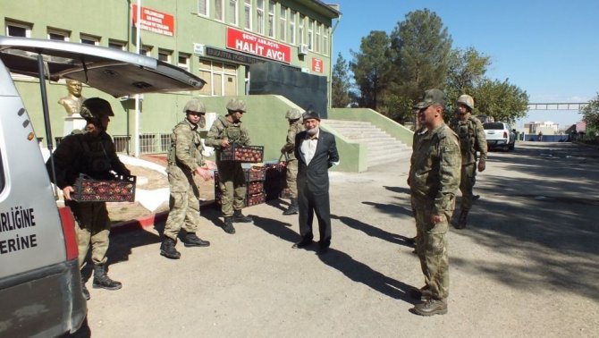 Elmacı Dede’den Mehmetçiğe Duygulandıran Hediye