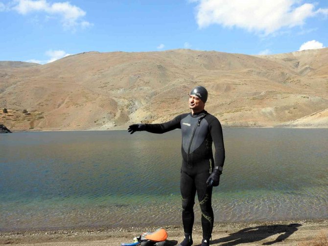 Öğretim Üyesi Türkiye’nin En Yüksek Göllerinden Biri Olan Aygır Gölüne Serbest Dalış Yaptı