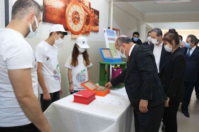 Özel Eğitim Meslek Okulunda Tübi̇tak 4006 Bilim Fuarı Şenliği