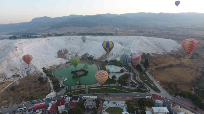 Pamukkale’deki Muhtarlar, ‘Beyaz Cennet’i Gün Doğumu İle Havadan İzledi