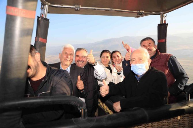 Pamukkale’deki Muhtarlar, ‘Beyaz Cennet’i Gün Doğumu İle Havadan İzledi