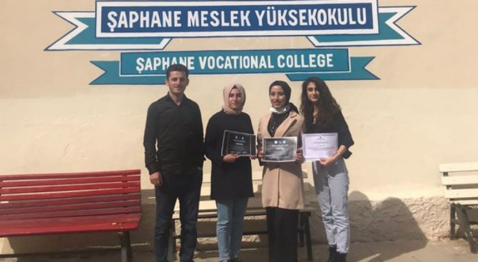 Şaphane Myo’yu Kongrede Temsil Eden Öğrencilere Ödül