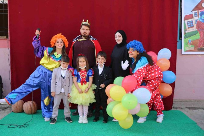 Uludere’de Gönüllü Öğretmenlerden Gezici Çocuk Tiyatrosu