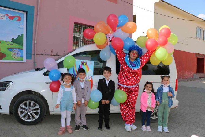 Uludere’de Gönüllü Öğretmenlerden Gezici Çocuk Tiyatrosu