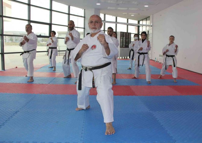 70’lik Karateci Gençlere Taş Çıkartıyor