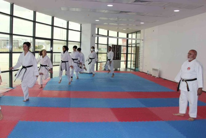 70’lik Karateci Gençlere Taş Çıkartıyor