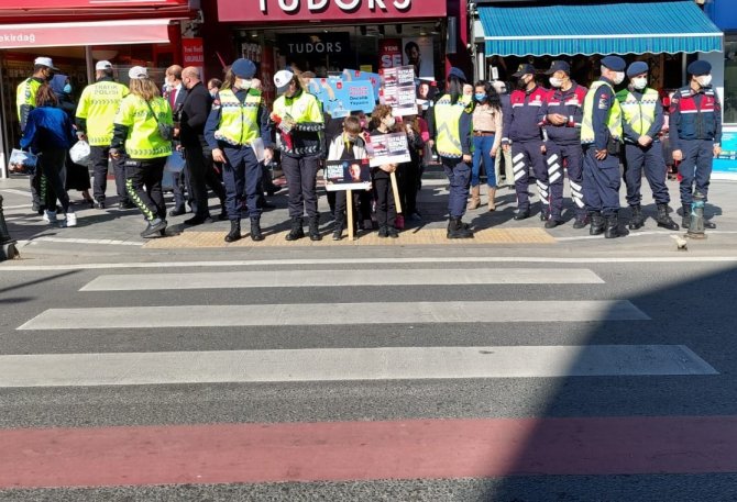 Öğrenciler Düdükle Yaya Önceliğine Dikkat Çektiler