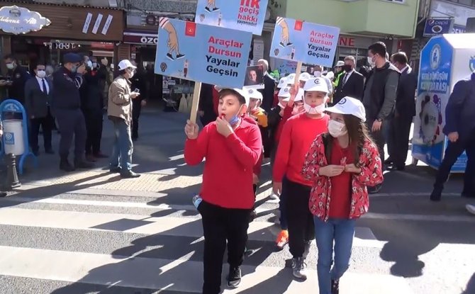 Öğrenciler Düdükle Yaya Önceliğine Dikkat Çektiler