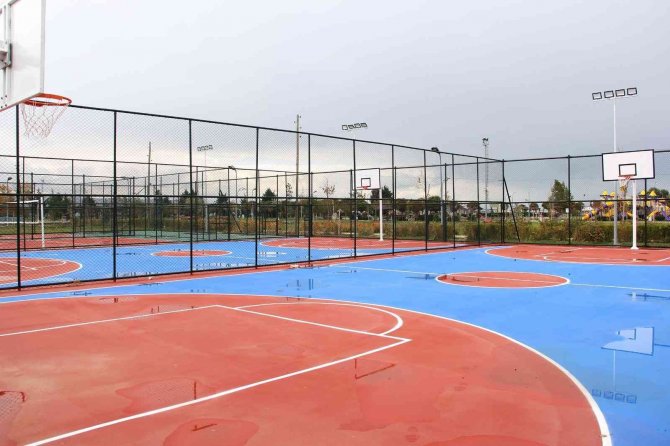 Van Büyükşehir Belediyesi Parklara Yeni Sosyal Donatılar Kurdu