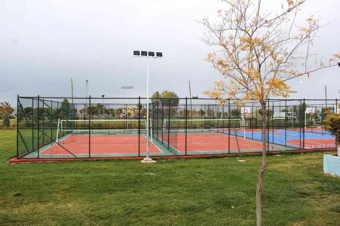 Van Büyükşehir Belediyesi Parklara Yeni Sosyal Donatılar Kurdu