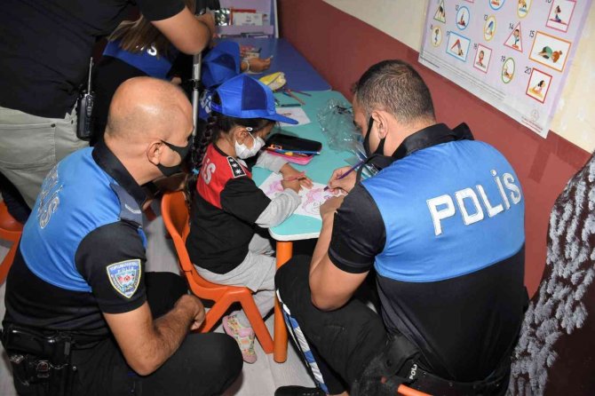 Adana’da Polisler, Çocuklara Polisliği Tanıttı