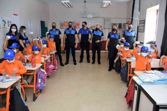 Adana’da Polisler, Çocuklara Polisliği Tanıttı