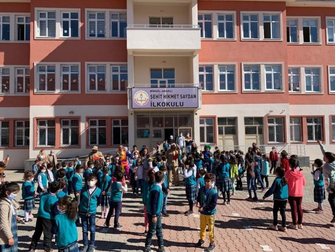 Bingöl’de Öğrencilere Bağımlılık Ve Şiddetle Mücadele Konulu Tiyatro Gösterimi