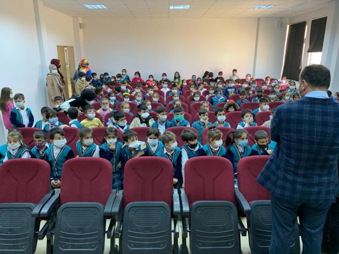 Bingöl’de Öğrencilere Bağımlılık Ve Şiddetle Mücadele Konulu Tiyatro Gösterimi