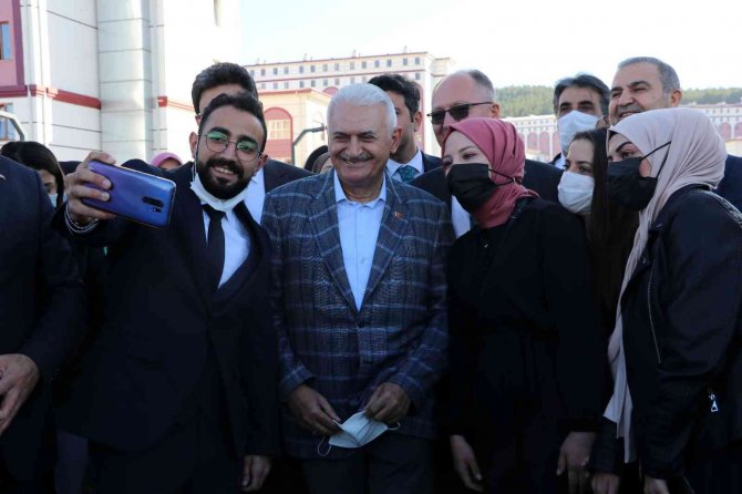 Binali Yıldırım’ı Karşısında Görünce Telefona Sarılıp Babası İle Görüştürdü