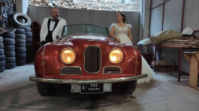 Klasik Otomobillerle Dolu Garaj, Fotoğraf Çektirmek İsteyenlerin Akınına Uğruyor