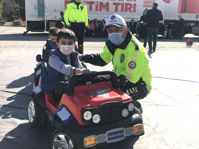 Mobil Trafik Eğitim Tırı 2’nci Gününde Elazığ’da Eğitime Devam Etti