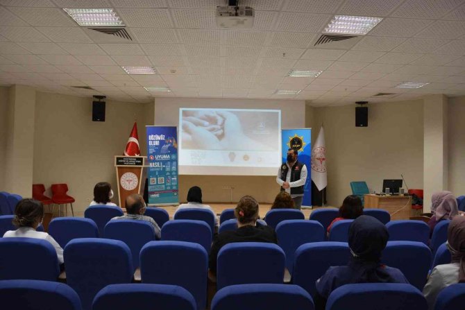 Öğretmen, Veli Ve Sağlık Çalışanlarına “En İ̇yi Narkotik Polisi Anne” Projesi Anlatıldı