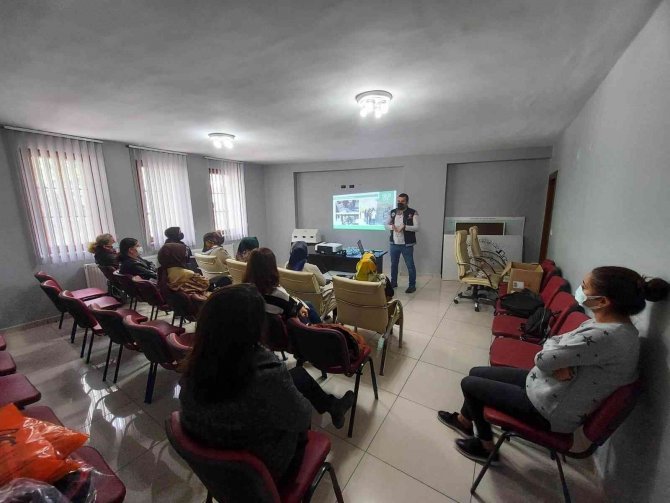 Öğretmen, Veli Ve Sağlık Çalışanlarına “En İ̇yi Narkotik Polisi Anne” Projesi Anlatıldı