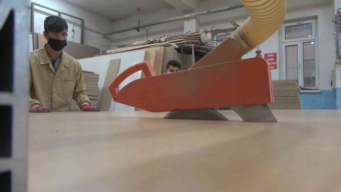 Meslek Lisesi Öğrencileri "Eğitim" İçin Ter Döküyor: Ülke Ekonomisine Yılda 1 Milyon 200 Bin Lira Katkı Sağlıyor