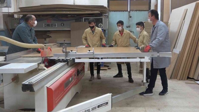 Meslek Lisesi Öğrencileri "Eğitim" İçin Ter Döküyor: Ülke Ekonomisine Yılda 1 Milyon 200 Bin Lira Katkı Sağlıyor