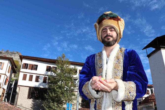 Temsili ’Cinci Hoca’dan Macun Almak İçin Uğraştılar