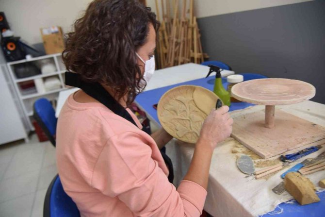 Çamuru Sanat Eserine Dönüştürüyorlar