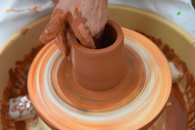 Çamuru Sanat Eserine Dönüştürüyorlar